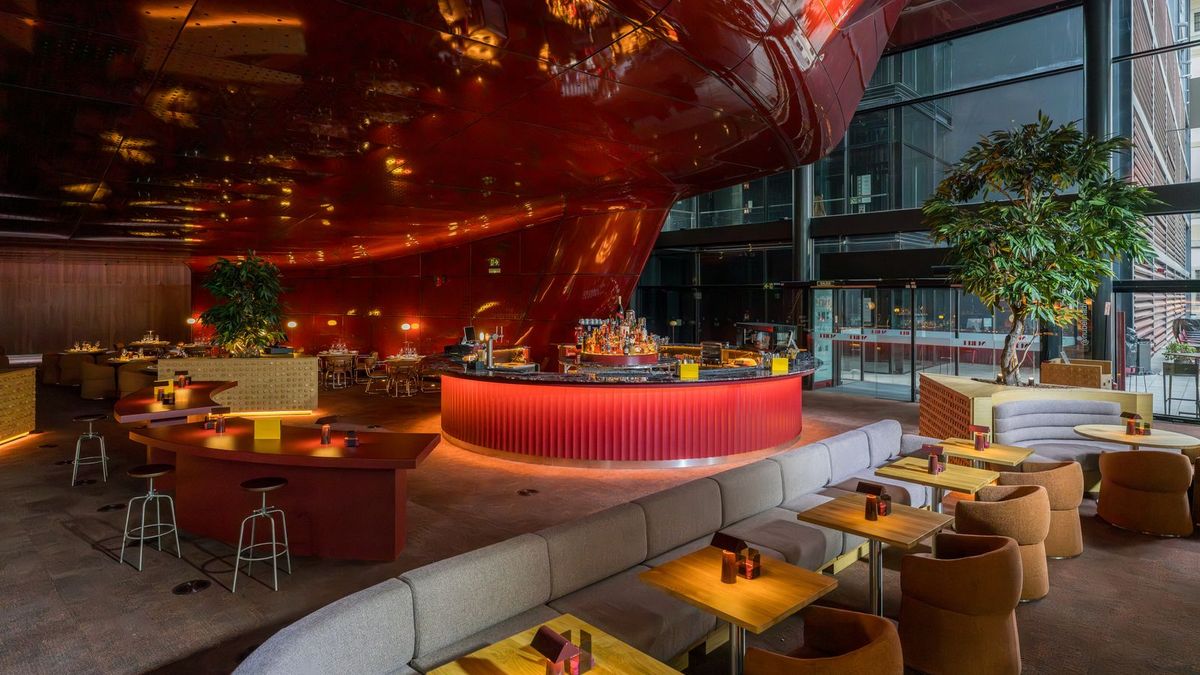 El lounge y la barra roja de NUBEL bajo la c&uacute;pula de Jean Nouvel